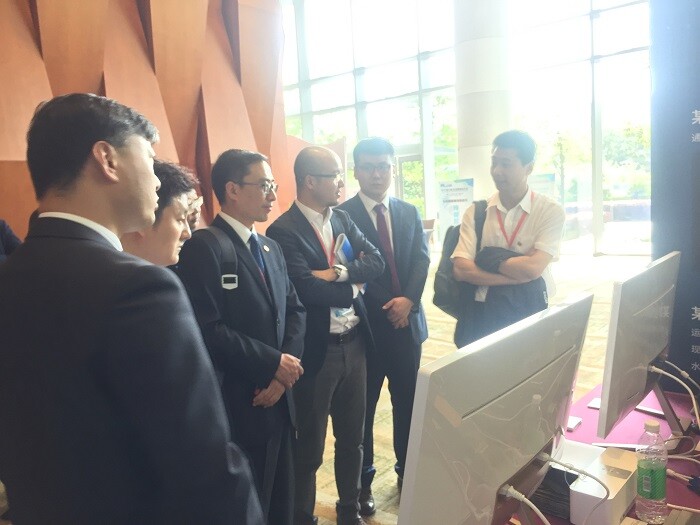 客戶到美林數據展位前了解咨詢Tempo大數據分析平臺